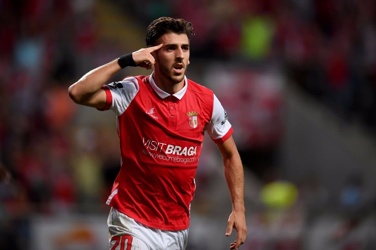 Lazio olha para Paulinho.