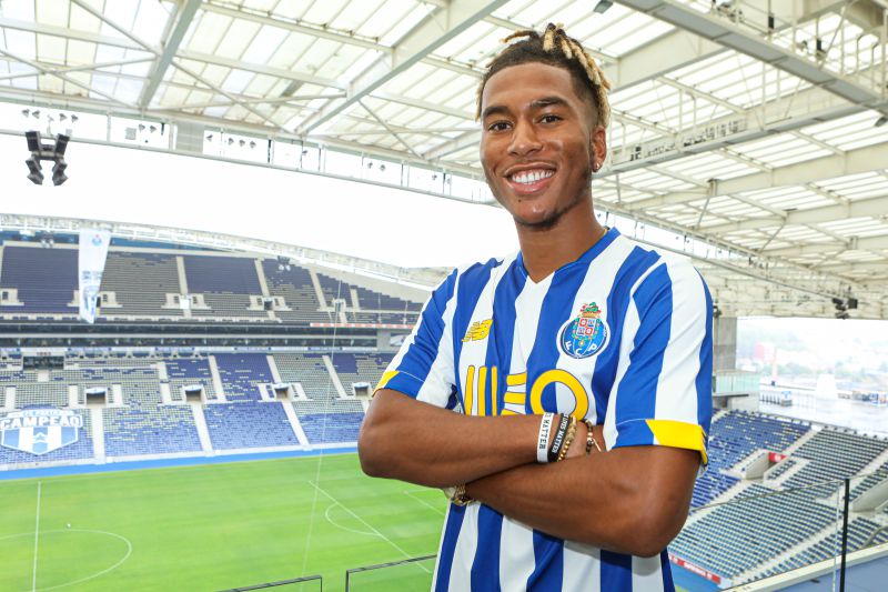 OFICIAL: Dragões contratam promessa inglesa.