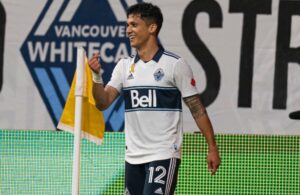 Sai Paulinho, entra Freddy Montero.