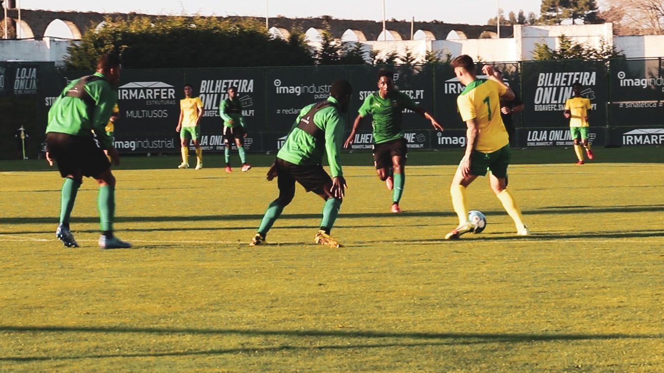 Plantel do FC Paços a se recuperar na Mata Real