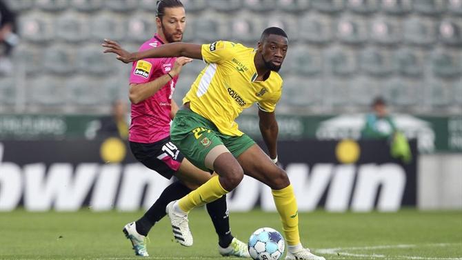 Dois defensores do FC Paços falham contra o Sporting