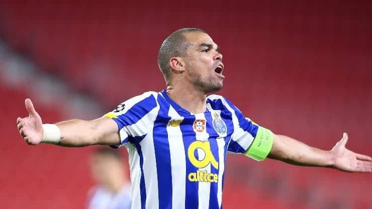 Porto em silencio sobre à volta de Pepe