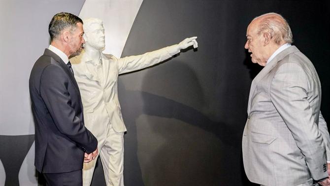 Conceição com uma estátua no museu do FC Porto