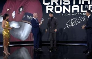 Ronaldo ganha prêmio por maior artilharia em seleções