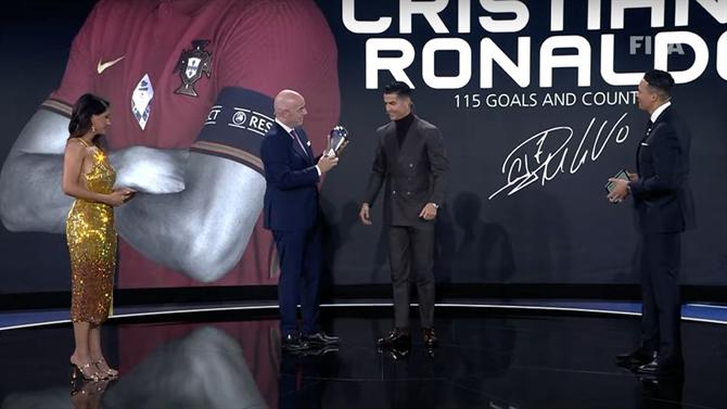 Ronaldo ganha prêmio por maior artilharia em seleções