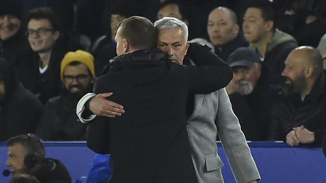 Mourinho se encontra com Rodgers e brinca com prenda ganha