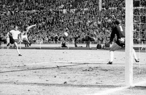 Histórias do Mundial: Inglaterra x RFA, a bola realmente entrou na baliza? (1966)