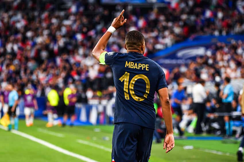 Futuro de Mbappé no Real Madrid decide-se nos próximos dias